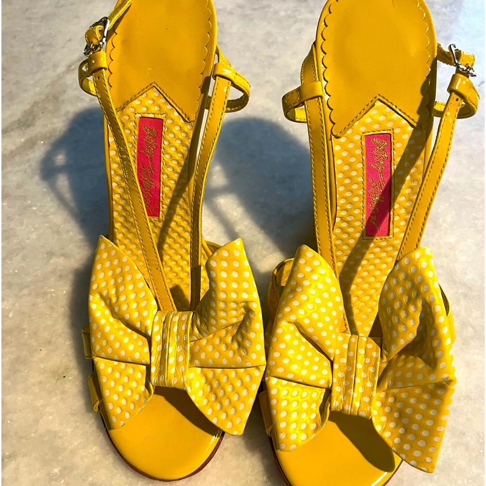 Y2K -1990’s Betsey Johnson yellow , bow top wedges sz 9
